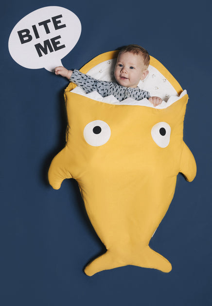 Babero impermeable Tiburón amarillo – Baby Bites